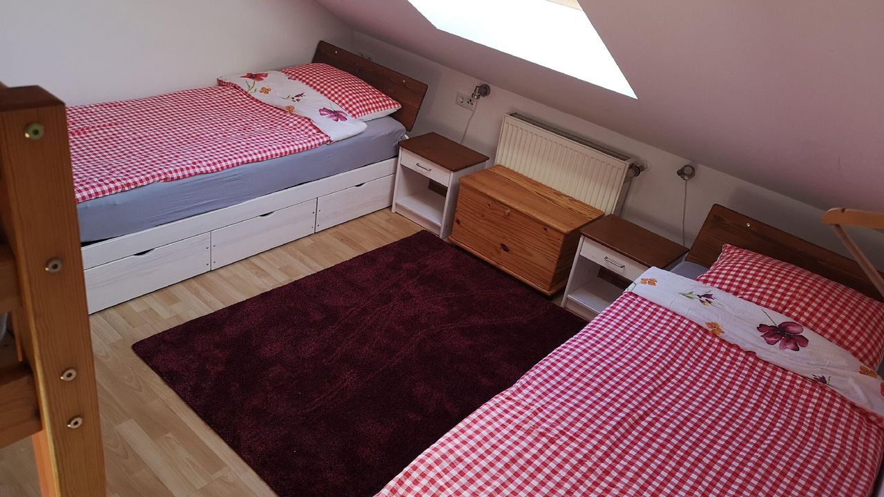 Schlafbereich. 2. Schlafzimmer mit 2 Einzelbetten und 1 Etagenbett Schlafbereich. 2. Schlafzimmer mit 2 Einzelbetten und 1 Etagenbett